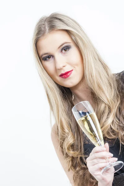 Jeune femme avec une coupe de champagne — Photo