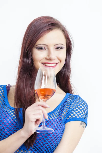 Mladá žena se sklenkou růžové víno — Stock fotografie