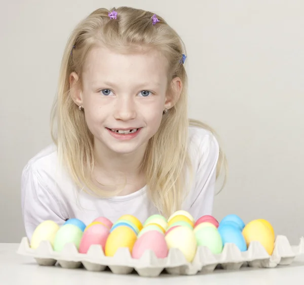 Πορτρέτο του κοριτσάκι με τα αυγά του Πάσχα — Φωτογραφία Αρχείου