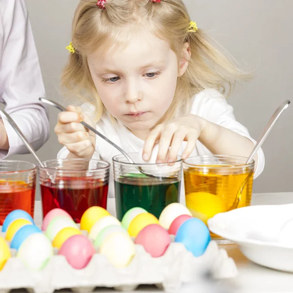 Portrait of little girl during Easter eggs'' coloration — Stock Photo, Image