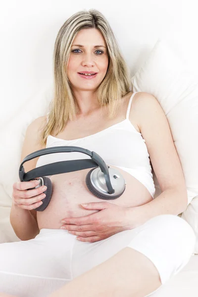 Έγκυος γυναίκα με ακουστικά — Φωτογραφία Αρχείου