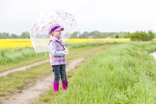 Menina com guarda-chuva na natureza primavera — Fotografia de Stock