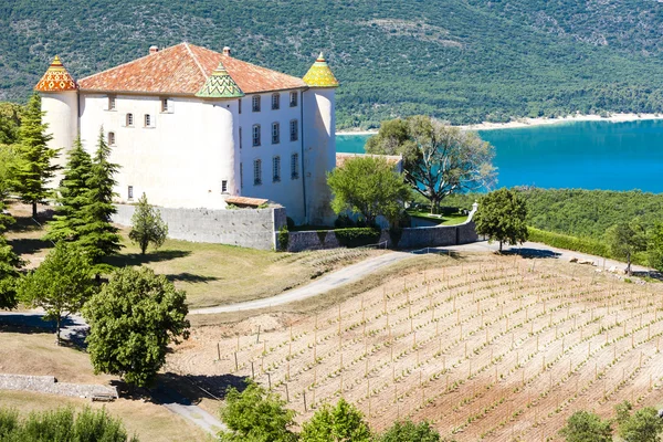 Kasteel in aiguines en st croix meer op achtergrond, var departm — Stockfoto