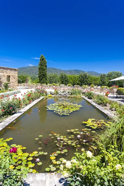 Trädgård i palatset i Lourmarin, Provence, Frankrike — Stockfoto