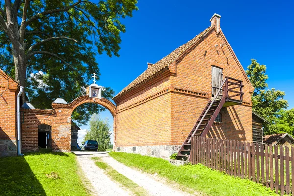 Kapu-kolostor és a régi hívek, Wojnowo — Stock Fotó