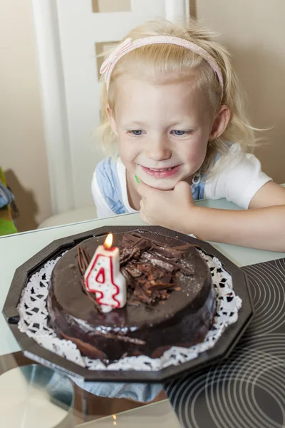 Chica con un pastel de cumpleaños — Foto de Stock