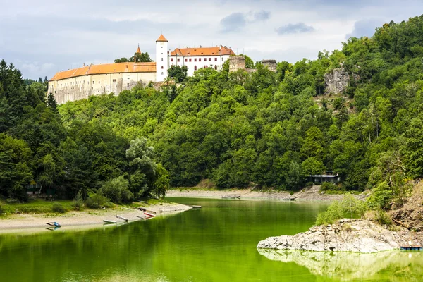 Bitov slott med Vranovska Dam — Stockfoto