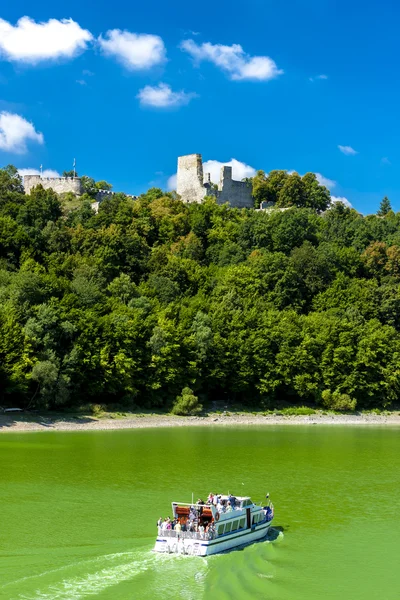 Ruïnes van het kasteel van Cornstejn met Vranovska Dam — Stockfoto