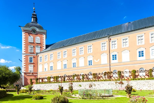 Palace i Kamenice nad Lipou med trädgård, Tjeckien — Stockfoto
