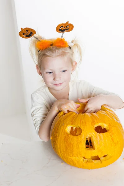 Little girl carving pumpkin for Halloween — Stock Photo, Image