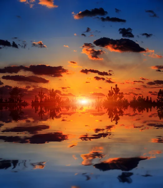 Bel tramonto sul lago — Foto Stock