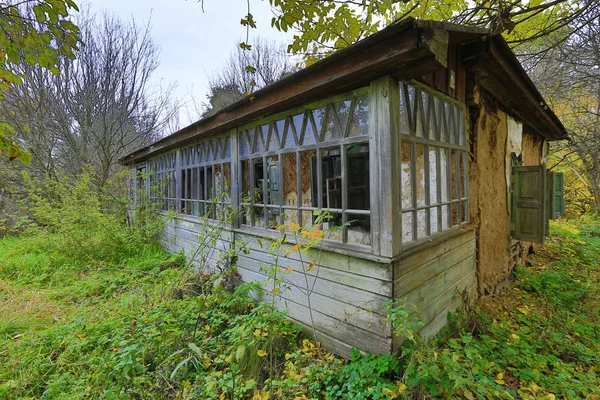 Altes Haus in kaputtem Dorf — Stockfoto