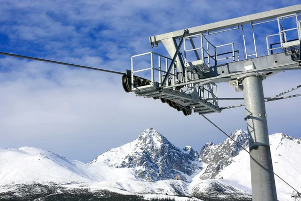 Elevador de esqui nas montanhas — Fotografia de Stock