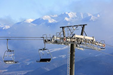 Ski lift kış Dağları arka plan üzerinde