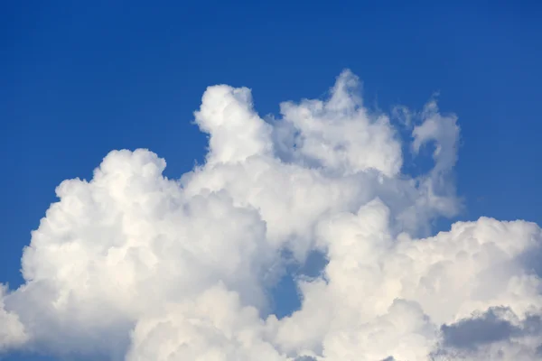 Mooie witte wolken in blauwe lucht — Stockfoto