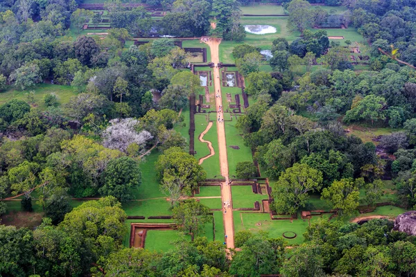 Garten unter Sigiriya-Felsen — Stockfoto