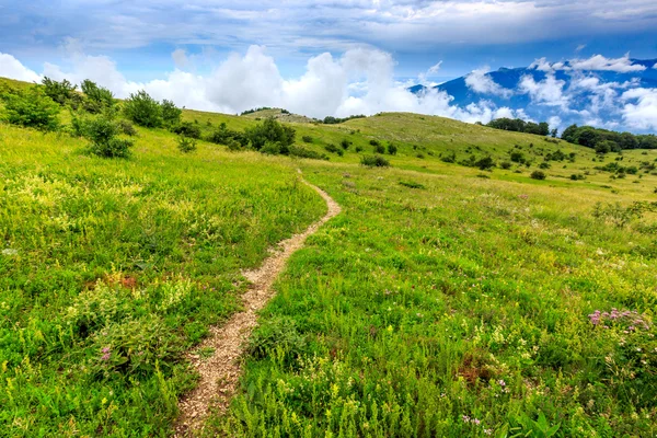 Camino en las montañas —  Fotos de Stock