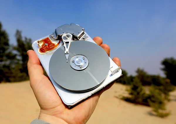 Trasig dator hårddisk i man hand — Stockfoto