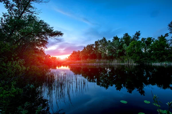 Abendlandschaft am Fluss — Stockfoto
