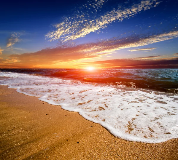 Deniz sahilinde akşam sahne