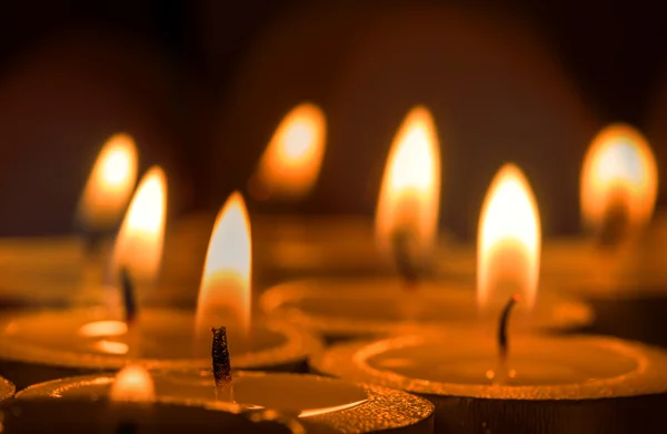 Kaarsen licht in de duisternis — Stockfoto