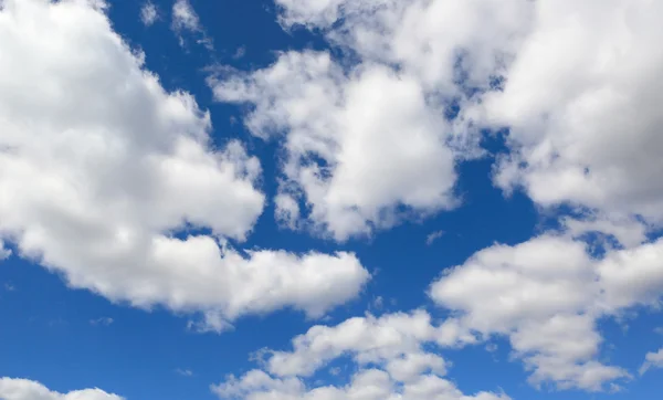 Witte wolken in de lucht — Stockfoto