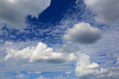 bulutlu gökyüzü üzerinde göster