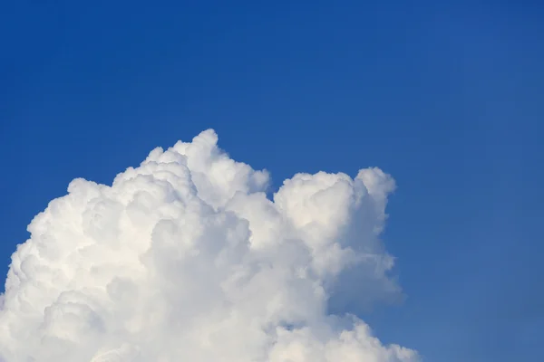 Schöne weiße Wolken am Himmel — Stockfoto