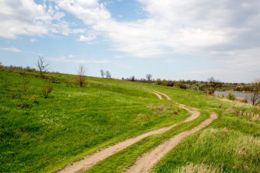 rut yol yeşil yamaç boyunca