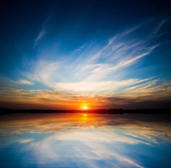 Bom céu por do sol sobre a água — Fotografia de Stock