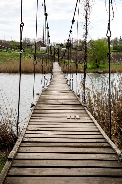 Ponte pingente sobre o rio — Fotografia de Stock