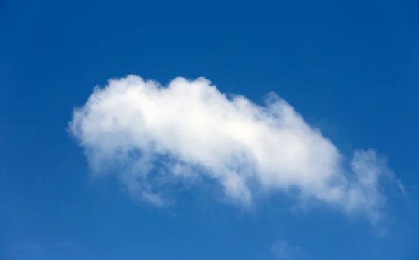 Agradável nuvem sozinha no céu azul — Fotografia de Stock