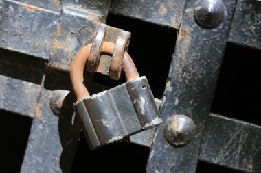 Kapalı kapının üzerindeki eski paslı kilit