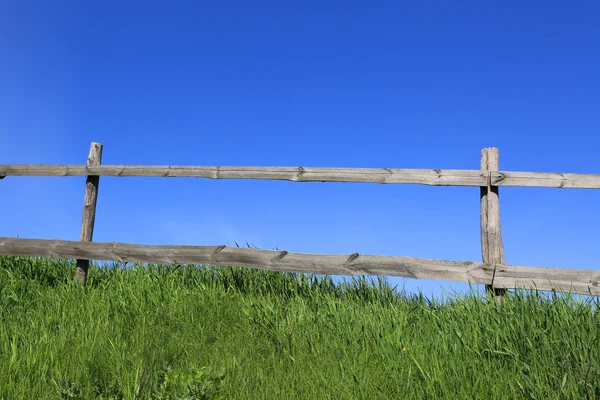 Houten hek op weide — Stockfoto