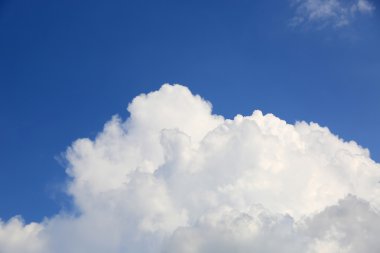 Mavi gökyüzünde beyaz bulutlar