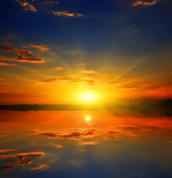 Bonito atardecer sobre agua — Foto de Stock