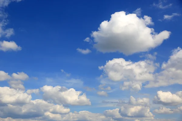 Céu azul agradável com nuvens — Fotografia de Stock