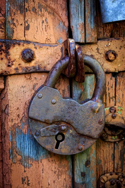 Old lock on wooden door — Stock Photo, Image