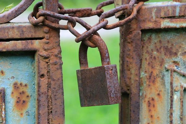 Старый ржавый замок

