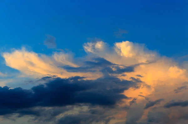 Céu com nuvens noturnas — Fotografia de Stock