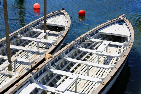 Barcos blancos sobre agua de mar azul —  Fotos de Stock