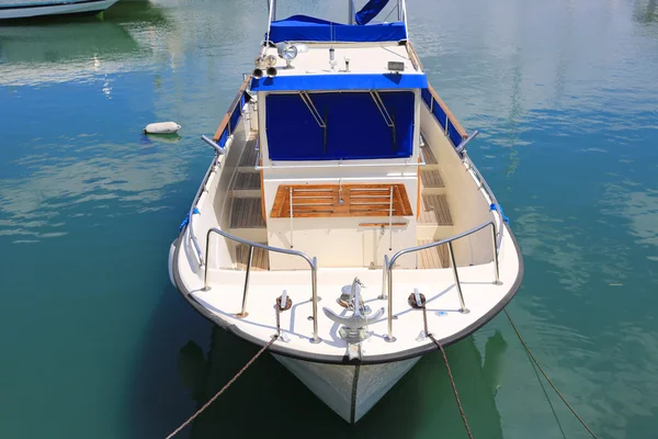 Barco na água do mar — Fotografia de Stock