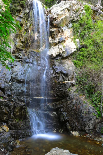 Vattenfall i fjällskog — Stockfoto