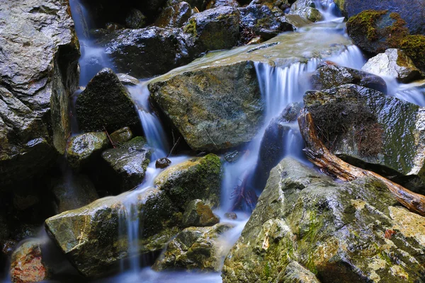 Pěkný horský potok mezi kameny — Stock fotografie