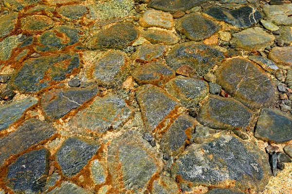 Влажные камни в воде — стоковое фото