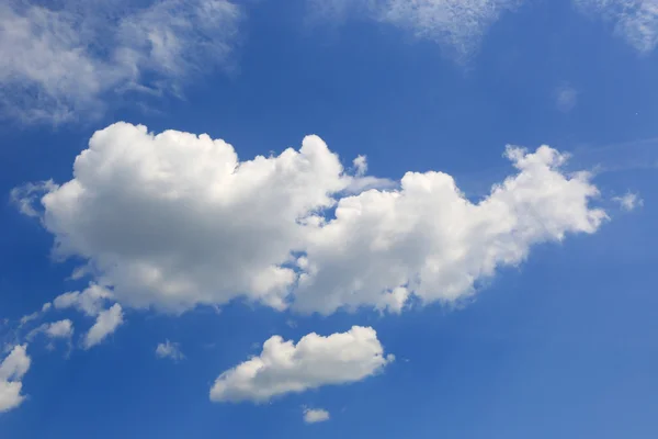 Nubes de verano en el cielo — Foto de Stock