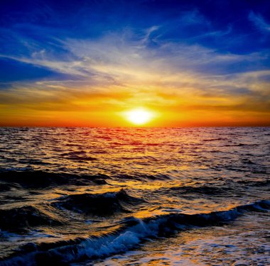 Denizin üzerinde gün batımı