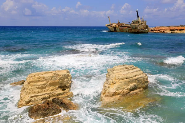 Piedras en agua de mar sobre fondo naufragio —  Fotos de Stock