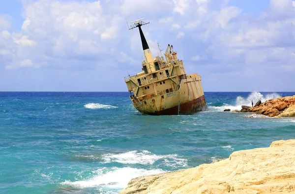 Trümmerpalast im Meer — Stockfoto