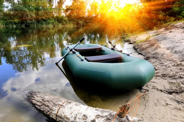 Barco inflable en el río — Foto de Stock